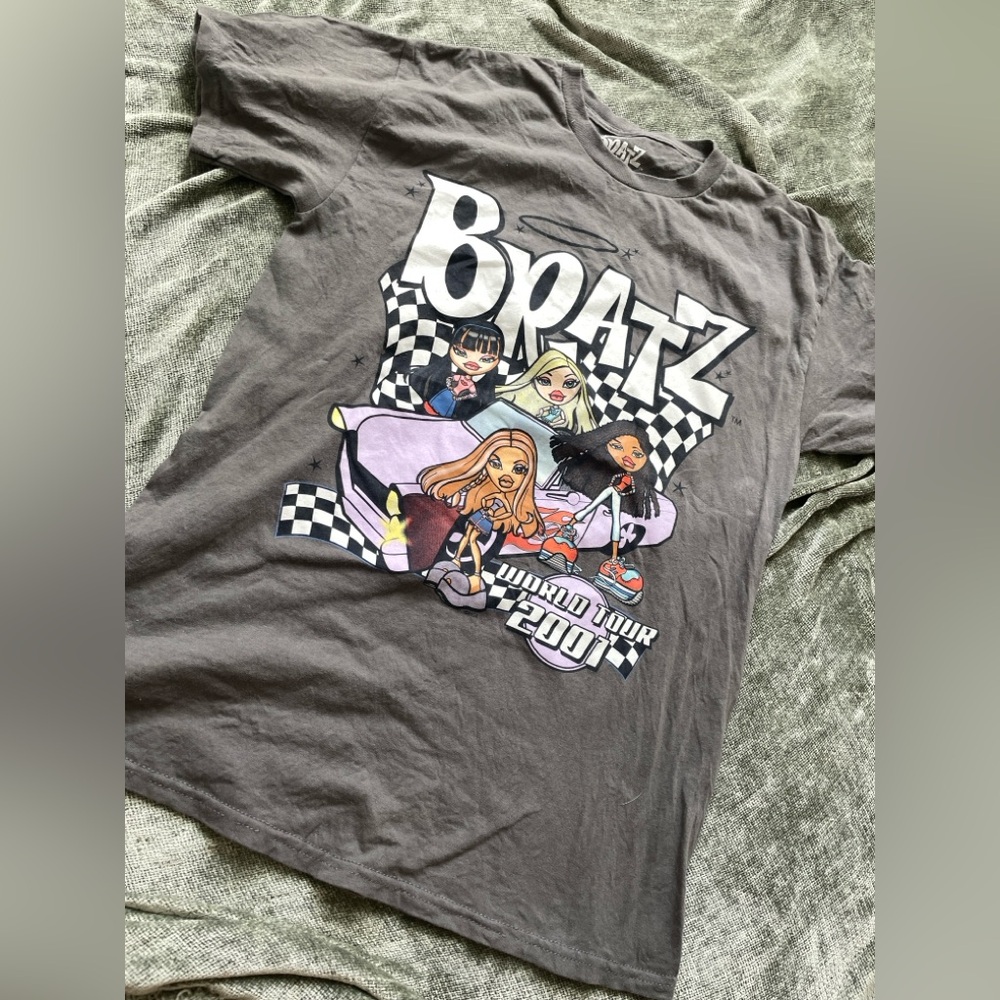SOLD 🫶🏼

BRATZ graphic tee